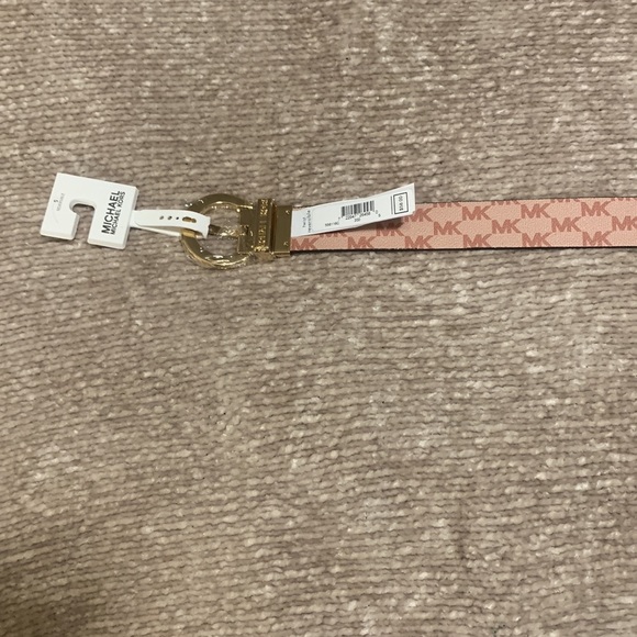 Authentic Micheal Kors reversible leather belt with buckle - Picture 4 of 4